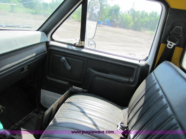 image for item A4686 1993 Ford F700 crane truck