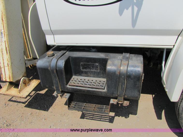 image for item A4686 1993 Ford F700 crane truck