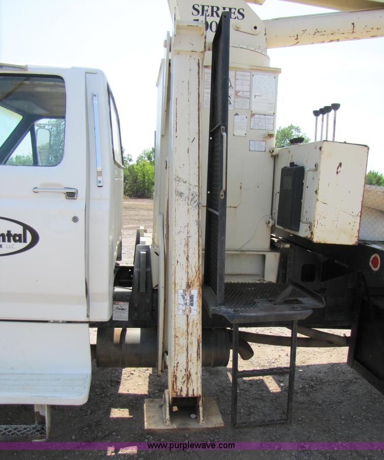 image for item A4686 1993 Ford F700 crane truck