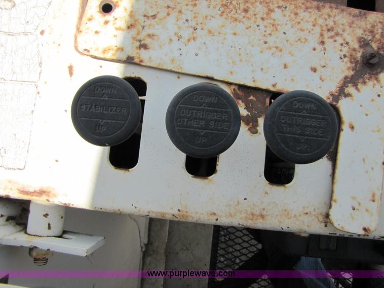 image for item A4686 1993 Ford F700 crane truck