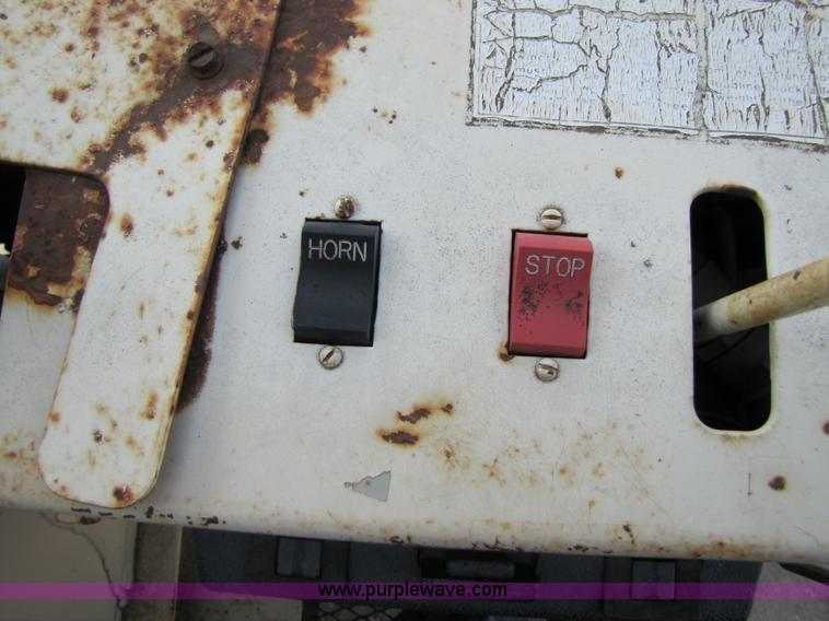 image for item A4686 1993 Ford F700 crane truck