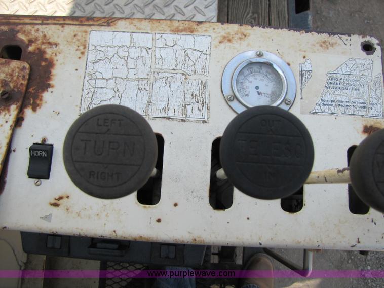 image for item A4686 1993 Ford F700 crane truck