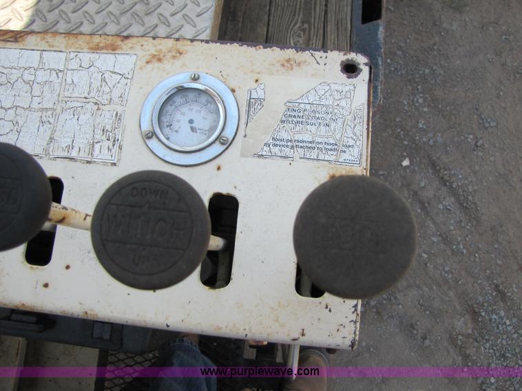 image for item A4686 1993 Ford F700 crane truck