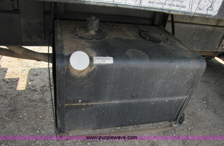 image for item A4686 1993 Ford F700 crane truck