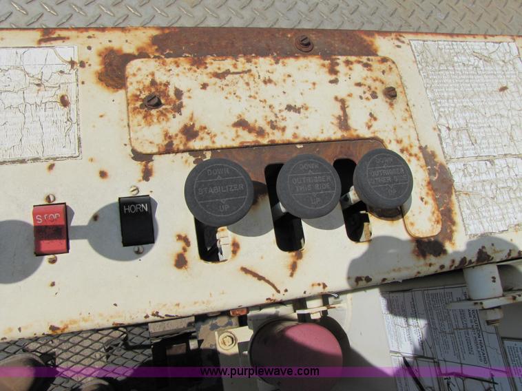 image for item A4686 1993 Ford F700 crane truck