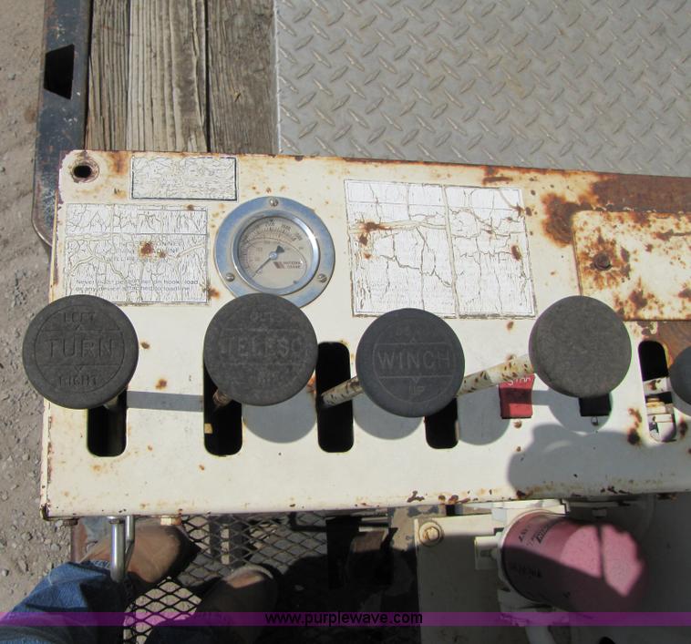 image for item A4686 1993 Ford F700 crane truck