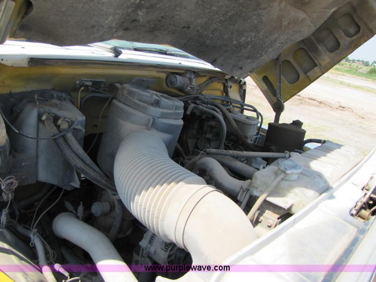 image for item A4686 1993 Ford F700 crane truck