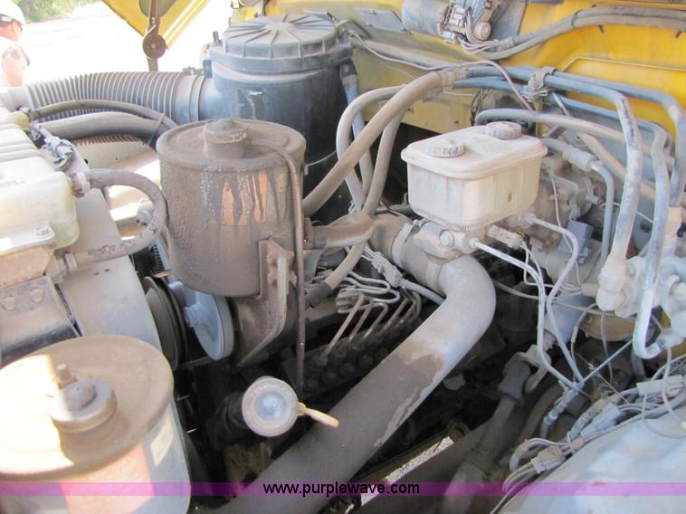 image for item A4686 1993 Ford F700 crane truck