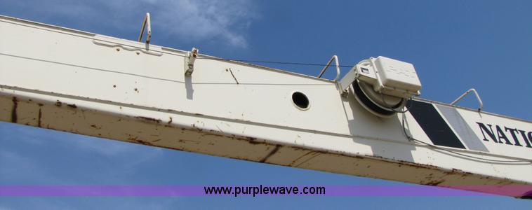 image for item A4686 1993 Ford F700 crane truck