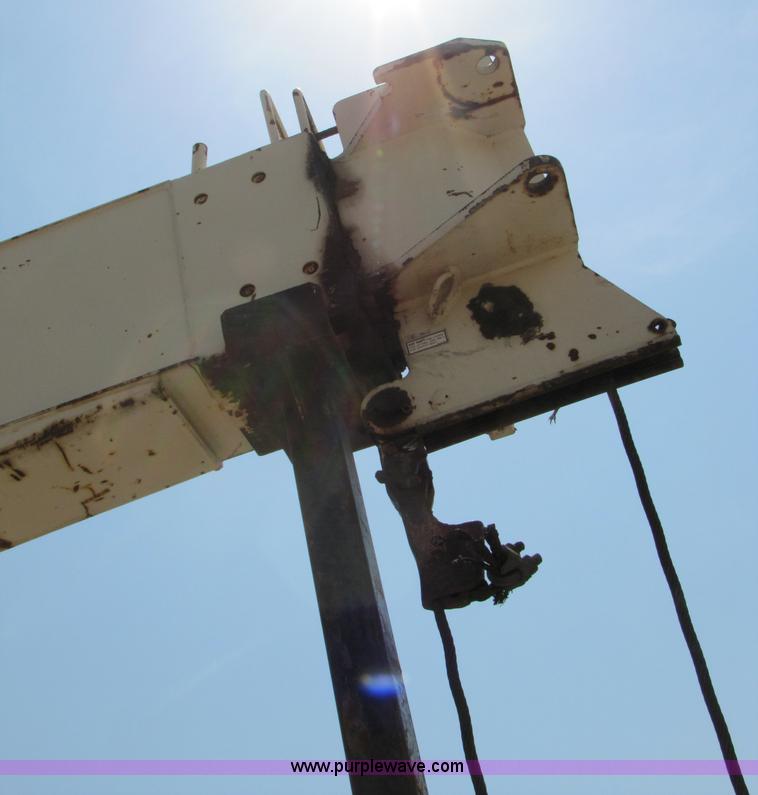 image for item A4686 1993 Ford F700 crane truck