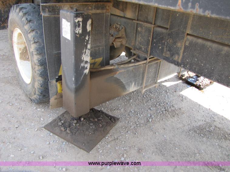 image for item A4686 1993 Ford F700 crane truck