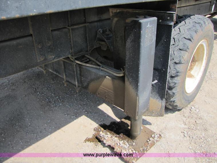 image for item A4686 1993 Ford F700 crane truck