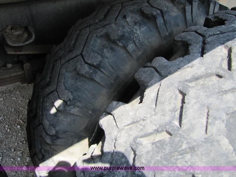 image for item A4686 1993 Ford F700 crane truck