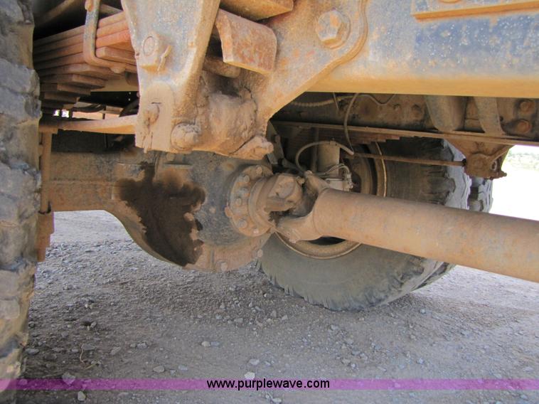 image for item A4686 1993 Ford F700 crane truck