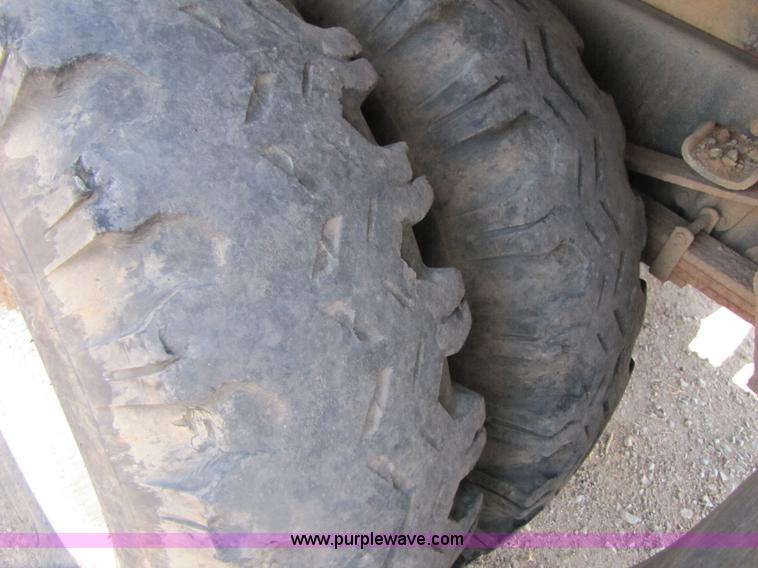 image for item A4686 1993 Ford F700 crane truck