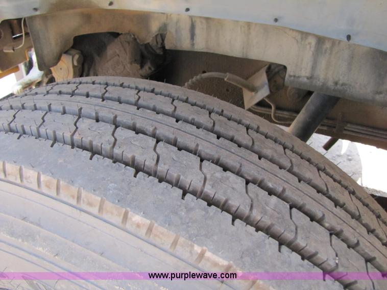 image for item A4686 1993 Ford F700 crane truck