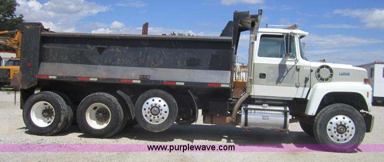 image for item A4783 1995 Ford LT8000 dump truck