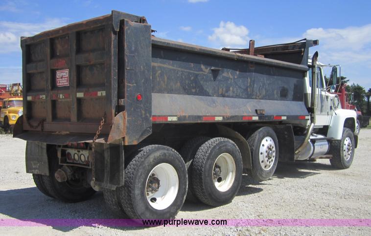 image for item A4783 1995 Ford LT8000 dump truck