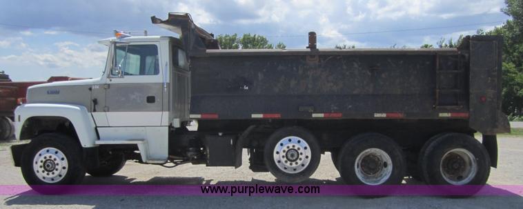 image for item A4783 1995 Ford LT8000 dump truck