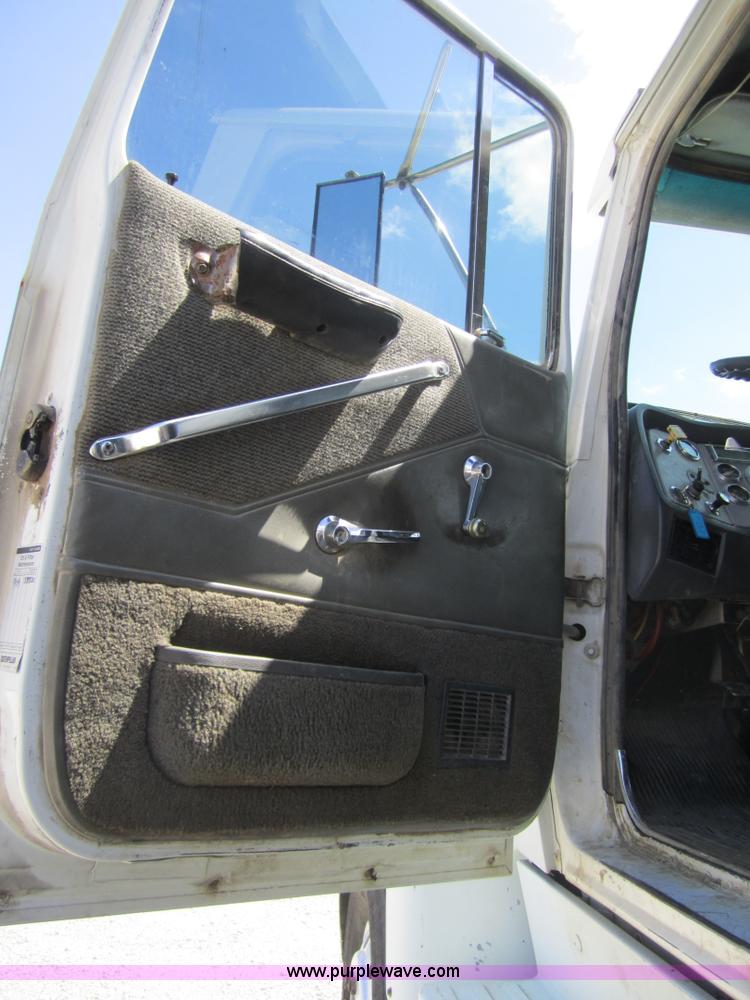 image for item A4783 1995 Ford LT8000 dump truck