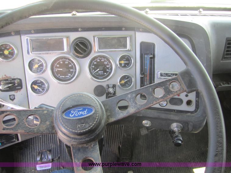 image for item A4783 1995 Ford LT8000 dump truck