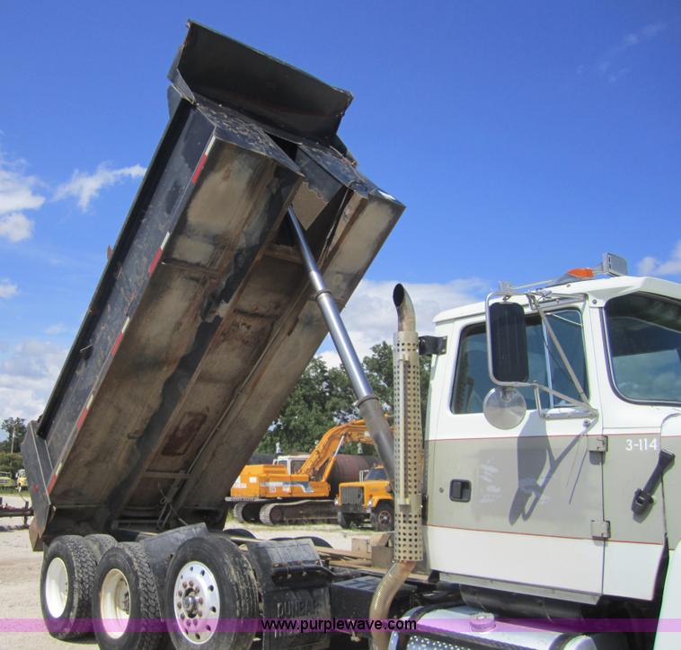 image for item A4783 1995 Ford LT8000 dump truck