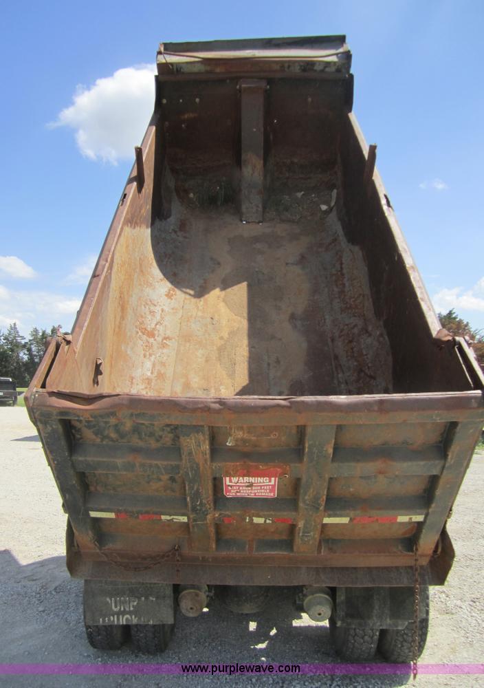 image for item A4783 1995 Ford LT8000 dump truck