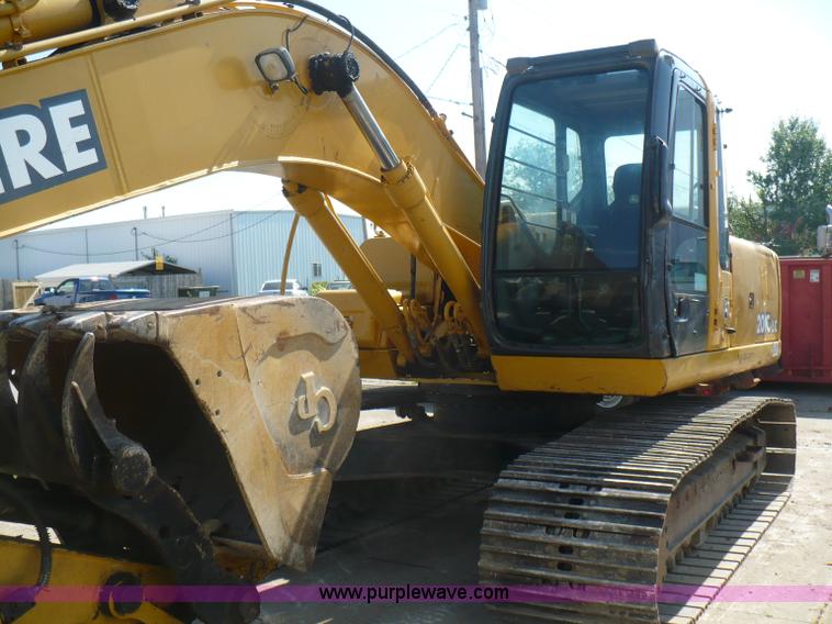 image for item A4807 2005 John Deere 200LC excavator