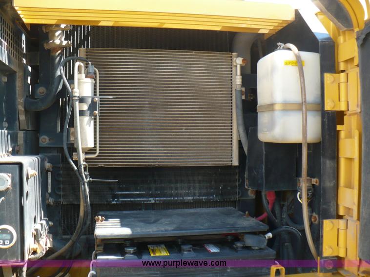 image for item A4807 2005 John Deere 200LC excavator