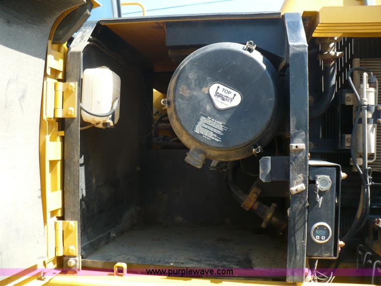 image for item A4807 2005 John Deere 200LC excavator