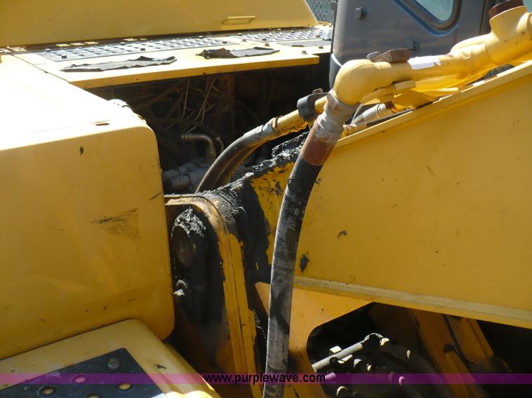 image for item A4807 2005 John Deere 200LC excavator