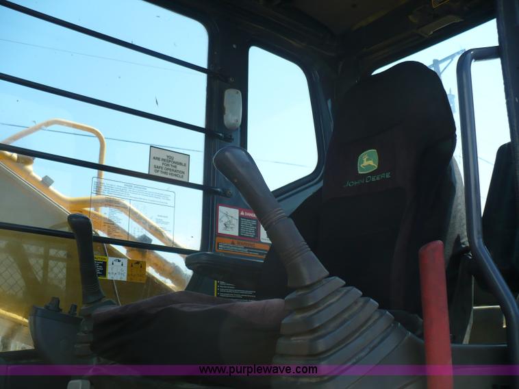 image for item A4807 2005 John Deere 200LC excavator