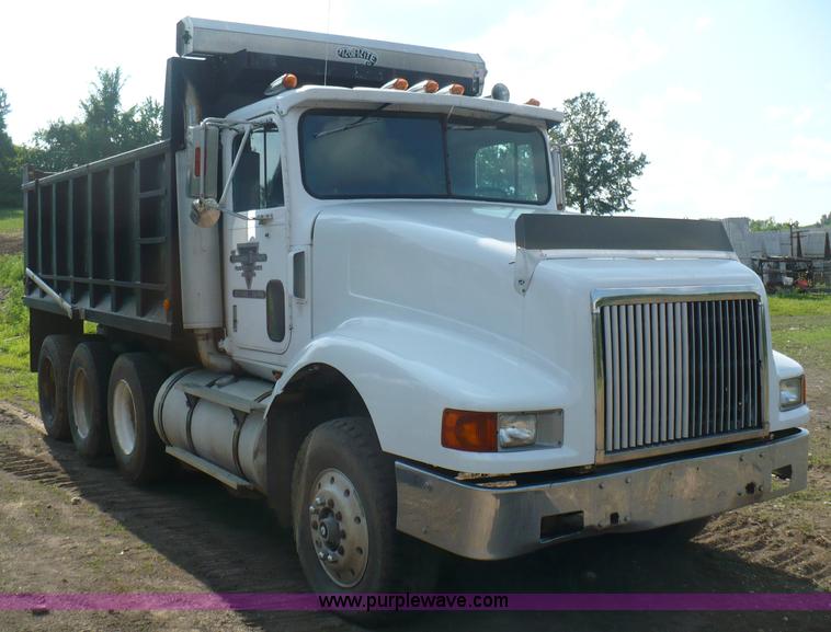 image for item A4833 1990 International 9400 dump truck