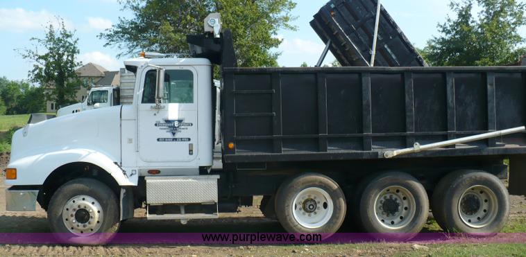 image for item A4833 1990 International 9400 dump truck