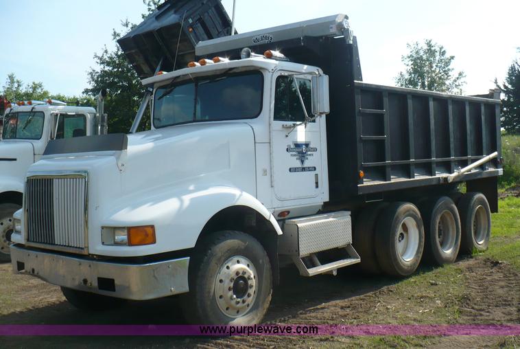 image for item A4833 1990 International 9400 dump truck