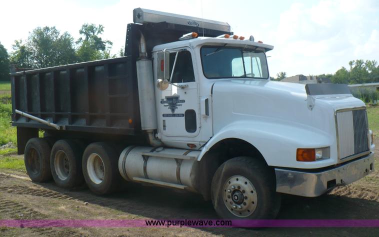 image for item A4833 1990 International 9400 dump truck