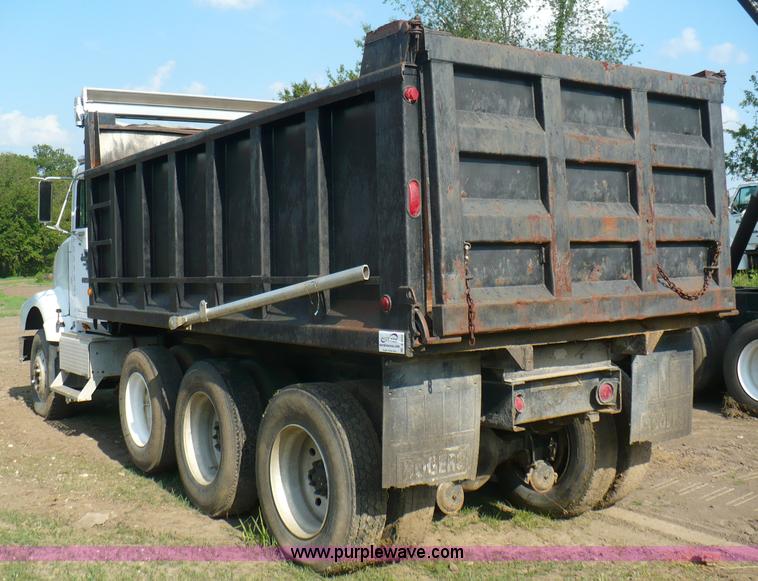 image for item A4833 1990 International 9400 dump truck