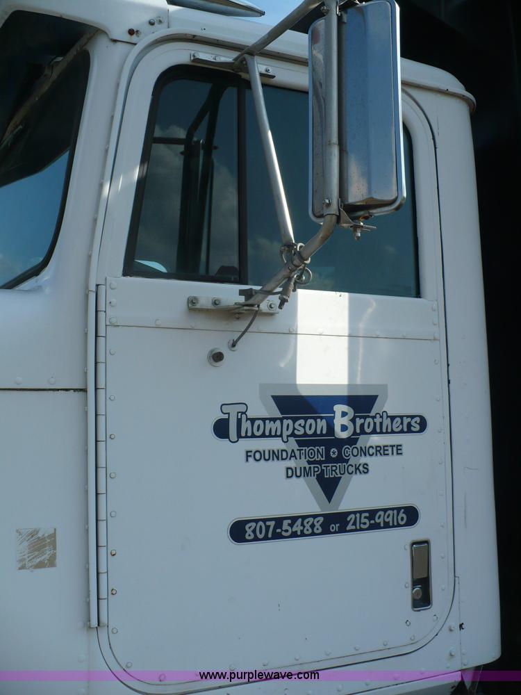 image for item A4833 1990 International 9400 dump truck