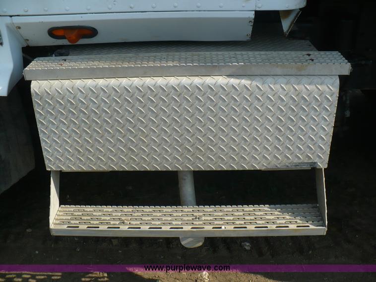 image for item A4833 1990 International 9400 dump truck