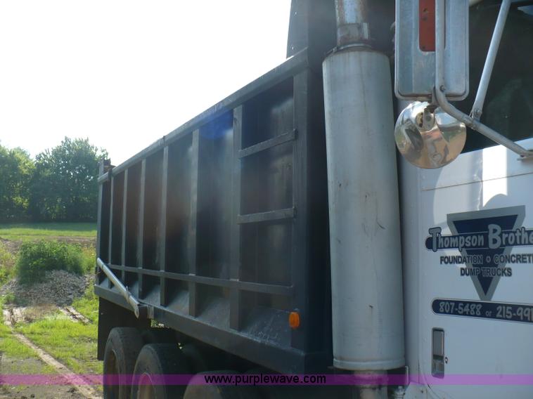 image for item A4833 1990 International 9400 dump truck