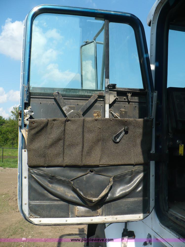 image for item A4833 1990 International 9400 dump truck