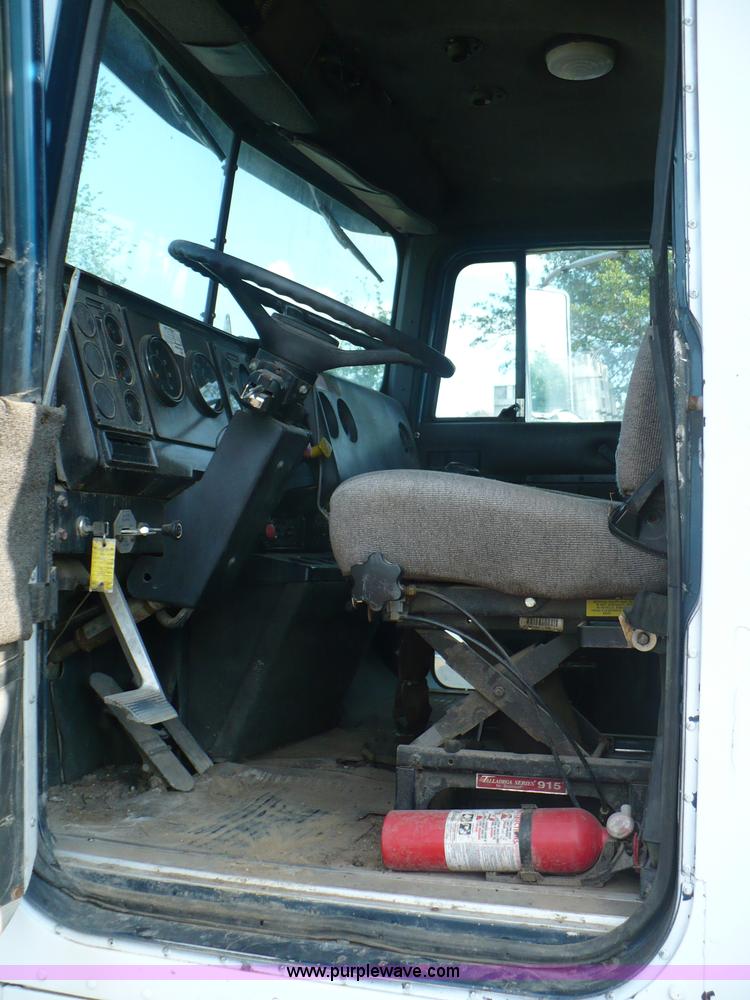 image for item A4833 1990 International 9400 dump truck