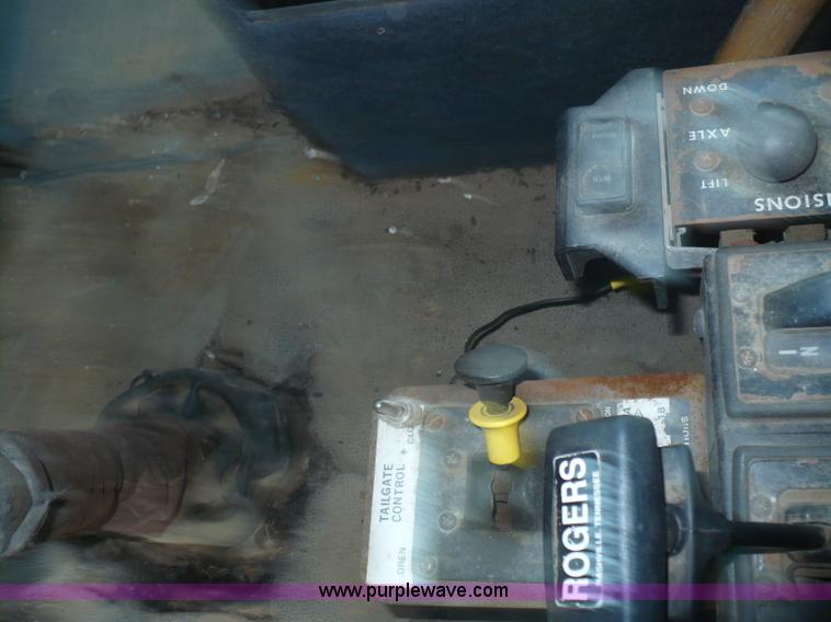 image for item A4833 1990 International 9400 dump truck