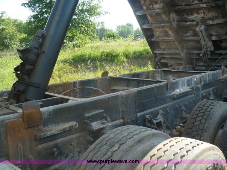 image for item A4834 1991 International 9400 dump truck