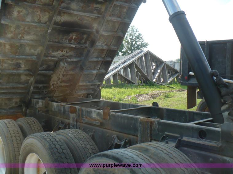 image for item A4834 1991 International 9400 dump truck