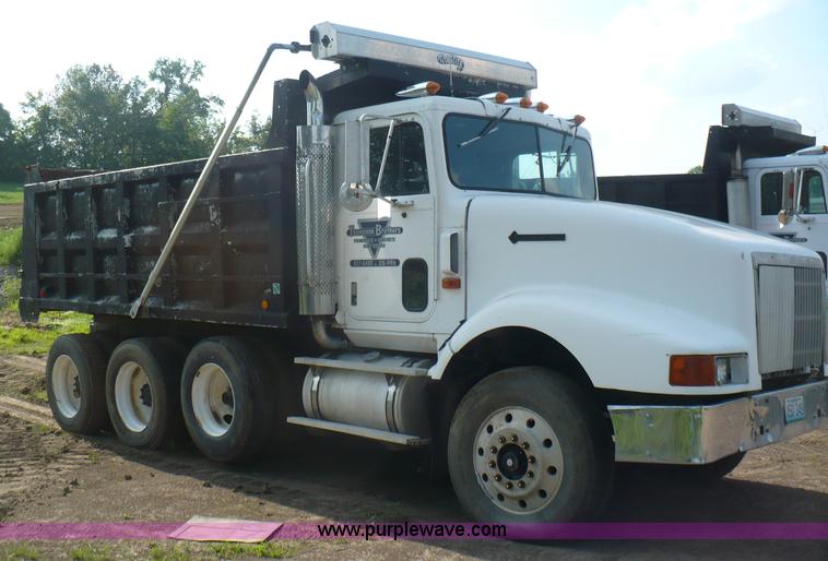image for item A4834 1991 International 9400 dump truck