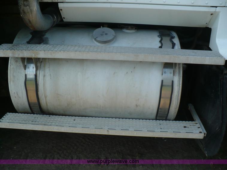 image for item A4834 1991 International 9400 dump truck