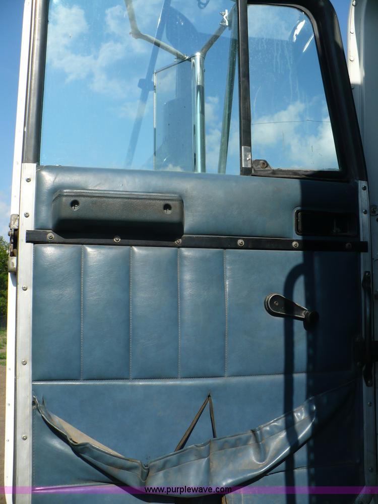 image for item A4834 1991 International 9400 dump truck