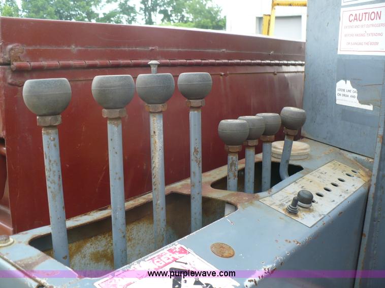 image for item A4835 1994 Ford LT8000 crane truck