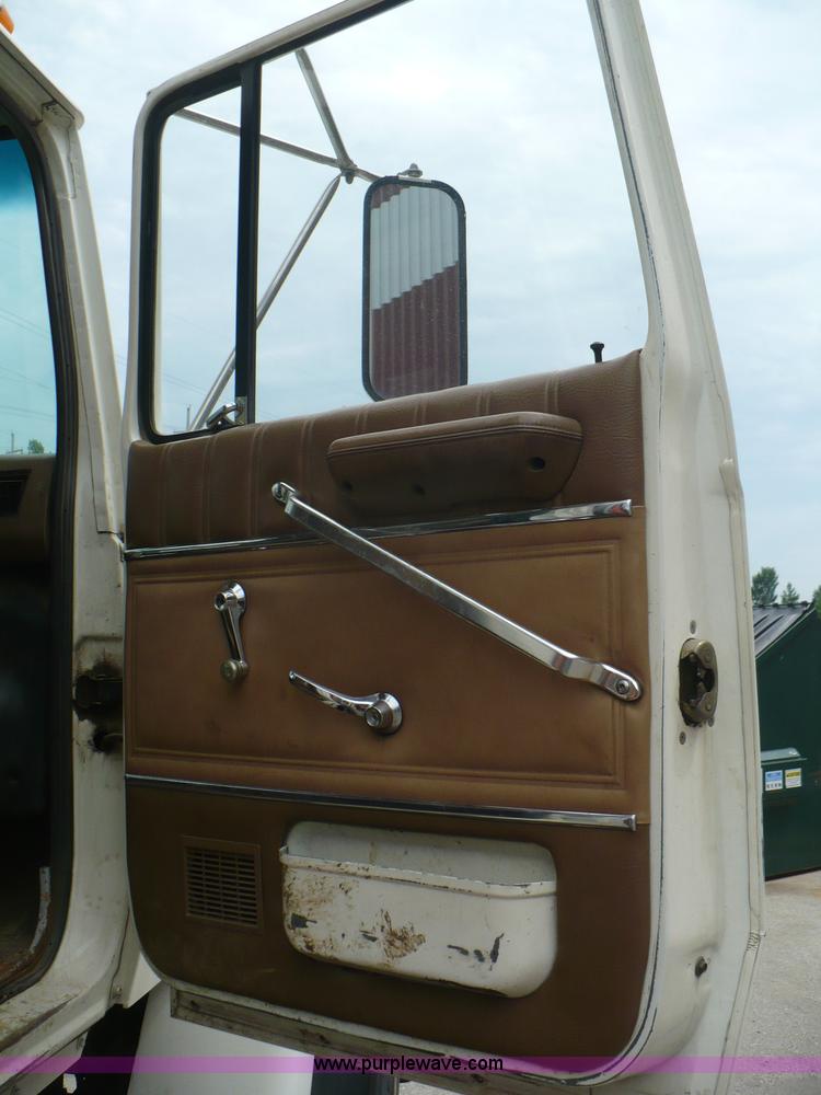 image for item A4835 1994 Ford LT8000 crane truck